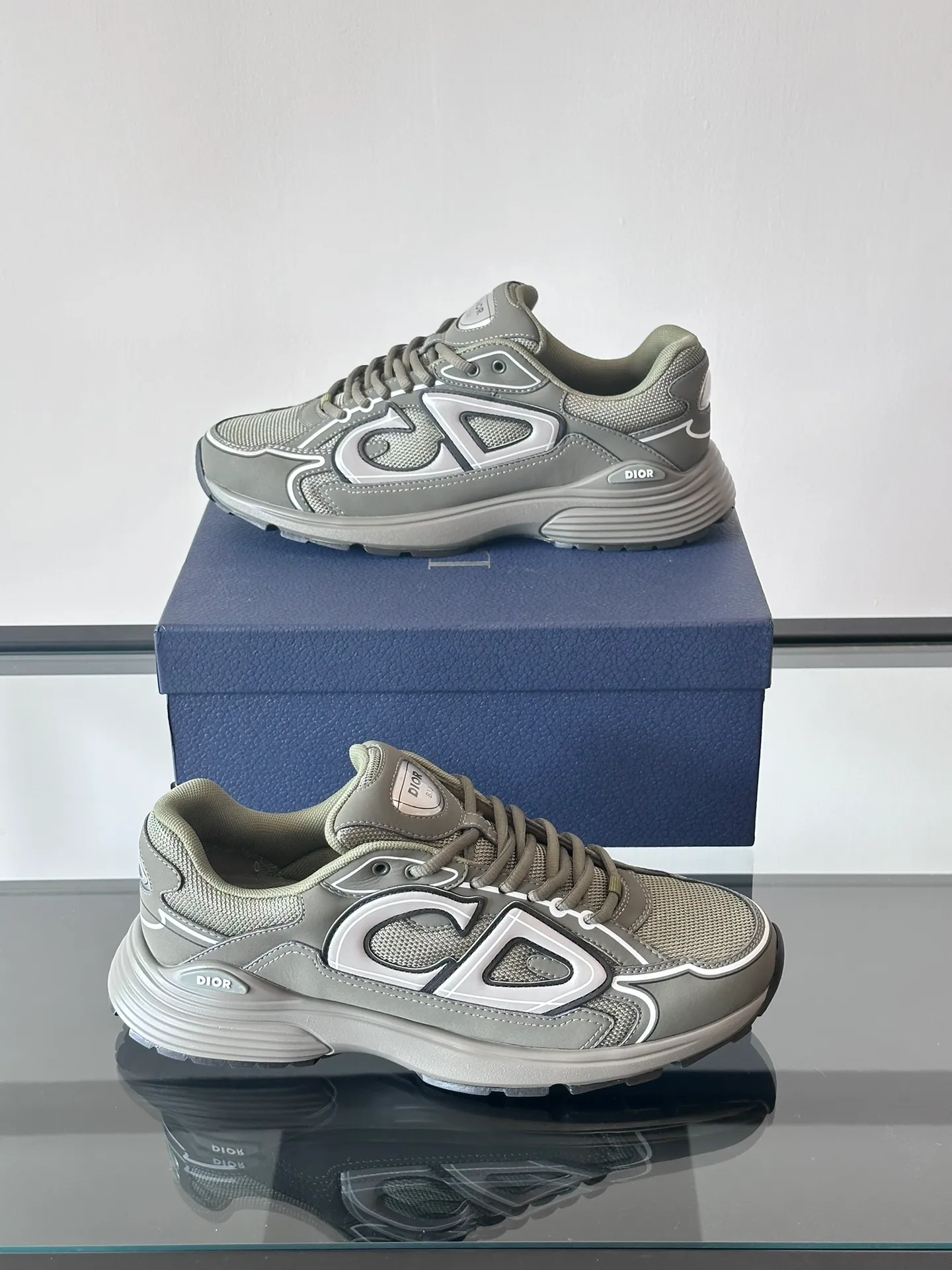 p400《Dio*》Dior B30 series sports shoes, multi-color mesh fabric and multi-color technical fabrics, this season's new B30 low-top sports shoes are one of the flagship styles of the series. Crafted from multicolor mesh and technical fabrics, it's finished with a reflective "CD30" graphic and silver-toned "DIOR B30" and "CD30" logos on the heel and tongue. An extra-light, sculpted rubber sole with signature accents adds style, while internal stretch details create ideal comfort. It can be matched with various casual styles to show a fashionable and modern sports style. Size: 38-44 (45-46 customized)